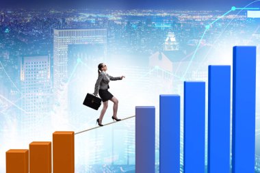 İş kadını çizelge arasında sıkı bir ip üzerinde yürüyor