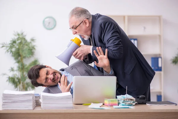 Dos empleados masculinos en concepto de bullying — Foto de Stock