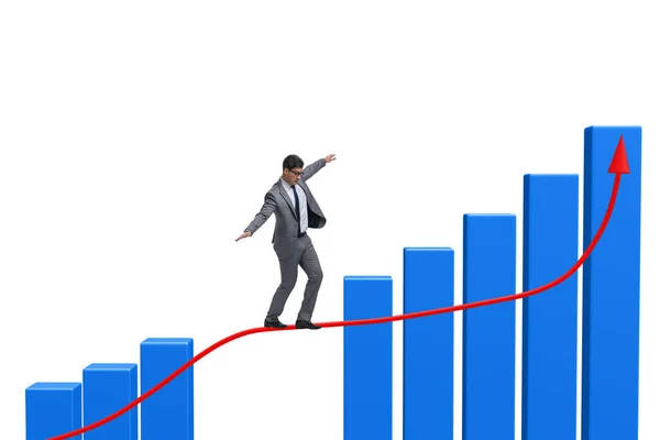 Üzletember sétál szoros kötélen között bar chart — Stock Fotó