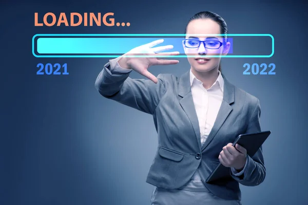 Бізнес-леді натискає віртуальну кнопку з 2022 роком — стокове фото