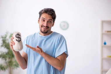 Pahalı ilaç konseptinde genç bir erkek hasta.