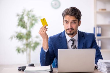 E-ticaret konsepti genç erkek çalışanı