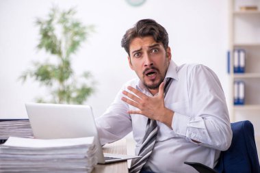 Ofiste çalışan genç bir erkek.