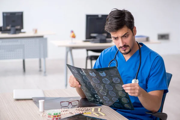 Jeune médecin radiologue travaillant à la clinique — Photo