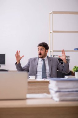 Ofiste çalışan genç bir erkek.