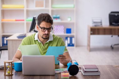 Ofiste çalışan genç erkek tasarımcı.