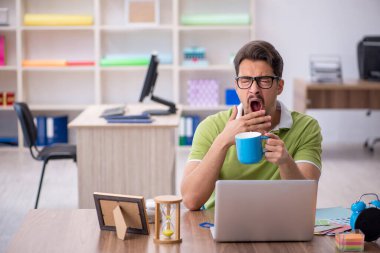 Ofiste çalışan genç erkek tasarımcı.