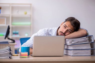 Ofiste çalışan genç bir erkek.