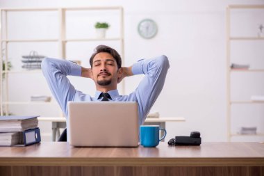 Ofiste çalışan genç bir erkek.