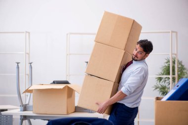 Taşınma konseptinde çalışan genç bir erkek.
