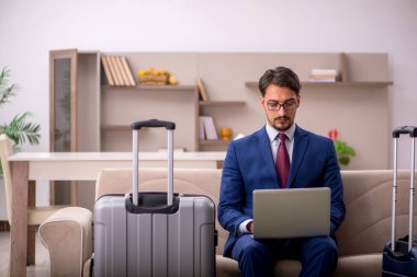 Genç işadamı eve gitmeye hazırlanıyor.