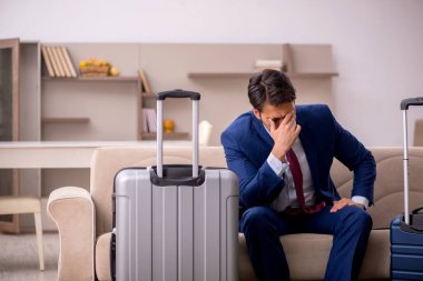 Genç işadamı eve gitmeye hazırlanıyor.