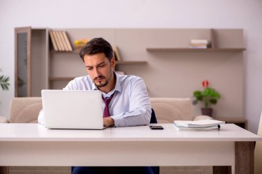 Genç işadamı evden çalışıyor.