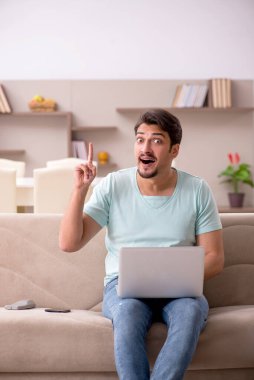 Genç erkek serbest çalışan. Evden çalışıyor.