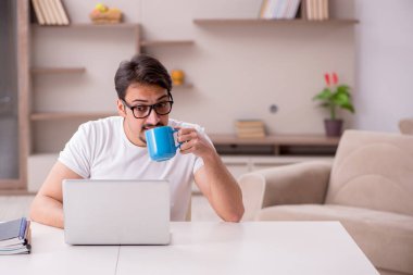 Evdeki genç yakışıklı adam.