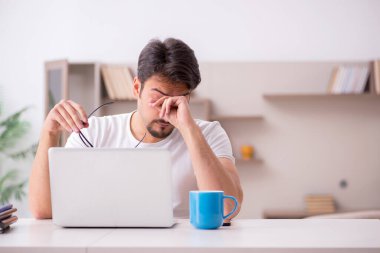 Genç erkek serbest çalışan. Evden çalışıyor.