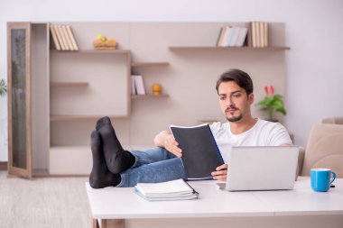 Genç erkek serbest çalışan. Evden çalışıyor.