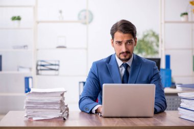 Ofiste çalışan genç işadamı.