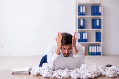 Beyin fırtınası konseptinde genç bir erkek çalışan.