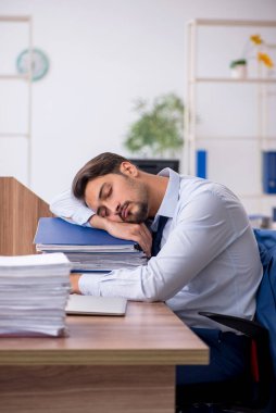 Ofiste çalışan genç işadamı.