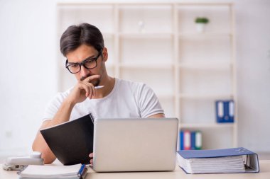 Ofiste çalışan genç adam.