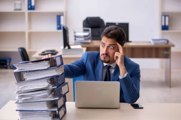 Jeune homme d'affaires employé malheureux avec un travail excessif dans le — Photo