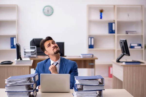 Jeune homme d'affaires employé malheureux avec un travail excessif dans le — Photo