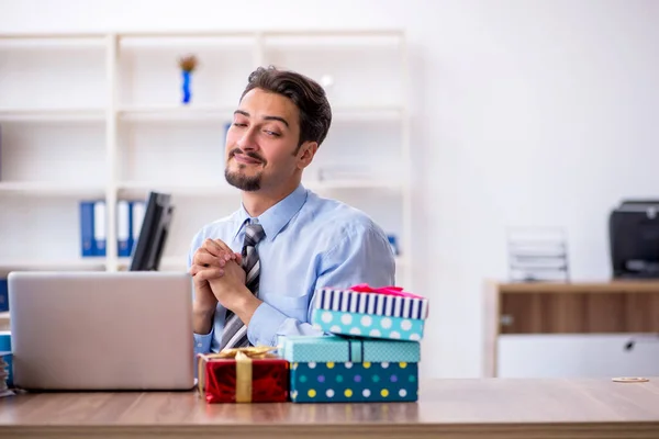 Junge männliche Mitarbeiter feiern Geburtstag am Arbeitsplatz — Stockfoto