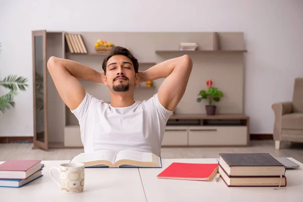 Jonge mannelijke student die thuis studeert tijdens een pandemie — Stockfoto