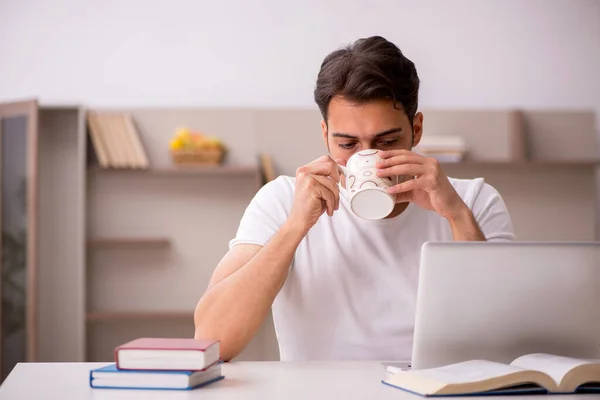 Junge männliche Studenten lernen während Pandemie zu Hause — Stockfoto