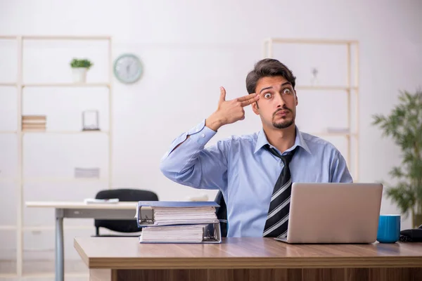 Junge männliche Angestellte im Büro — Stockfoto