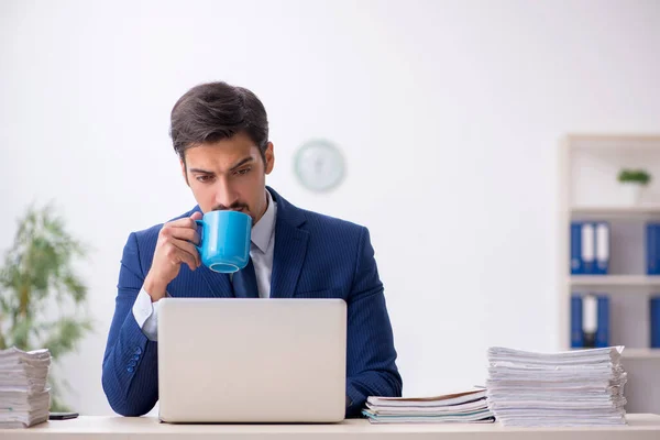 休憩中にコーヒーを飲む若い男性従業員 — ストック写真