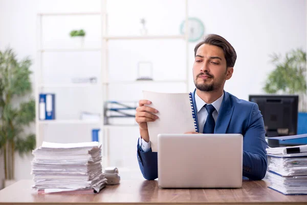 Empleado joven empresario que trabaja en la oficina — Foto de Stock