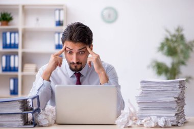 Reddedilmiş fikirler konseptinde genç bir erkek çalışan