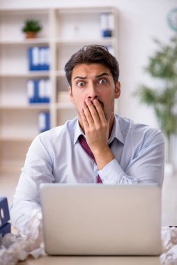 Reddedilmiş fikirler konseptinde genç bir erkek çalışan