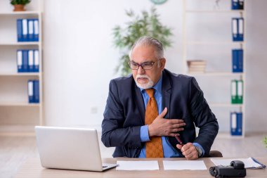 Ofiste çalışan eski patron.