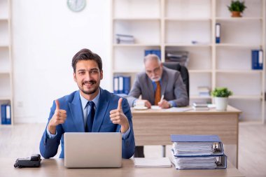 Ofiste çalışan iki meslektaşım.