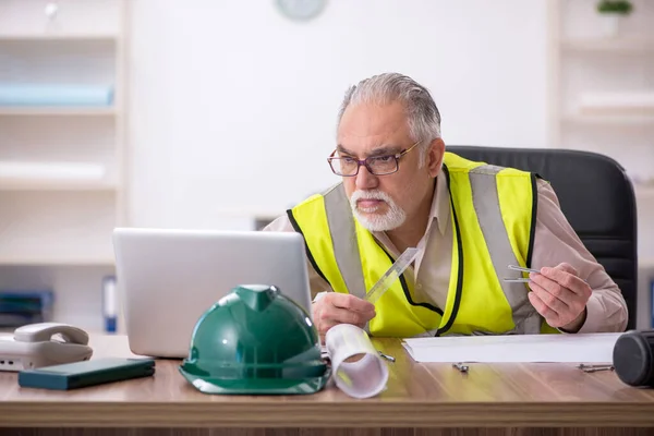 Old male architect working in the office — Stock Photo, Image