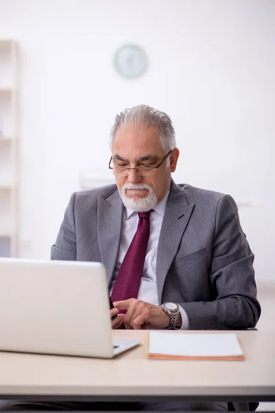 Oude mannelijke werknemer en te veel werk op kantoor — Stockfoto