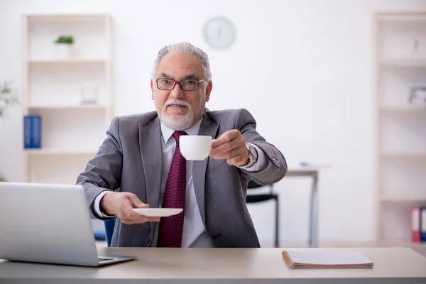 Vecchio uomo d'affari bere tazza durante la pausa — Foto Stock