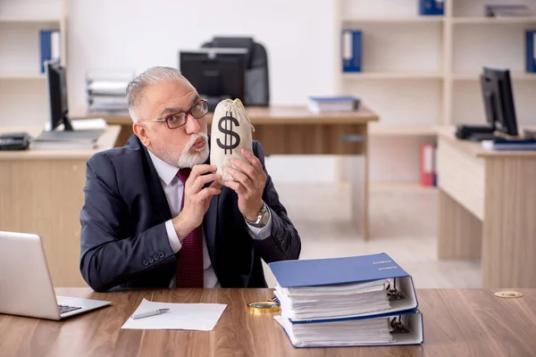 Gammal manlig anställd i lönebegreppet — Stockfoto