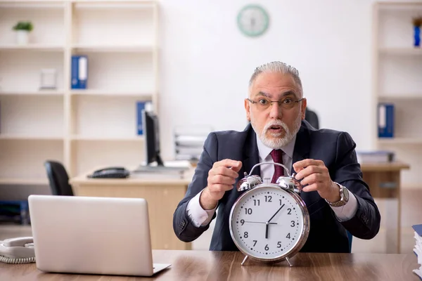 Időskorú férfi alkalmazott az időgazdálkodás koncepciójában — Stock Fotó
