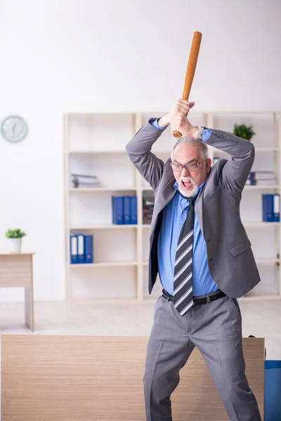 Vecchio dipendente di sesso maschile in possesso di mazza da baseball in ufficio — Foto Stock