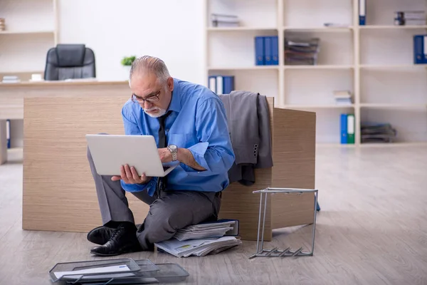 Gammal manlig anställd missnöjd med överdrivet arbete på kontoret — Stockfoto