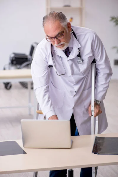 Alte Ärztin bei Arbeit in Klinik am Bein verletzt — Stockfoto