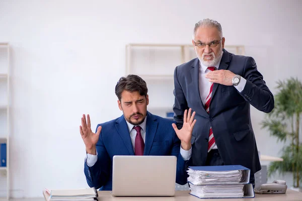 Deux collègues masculins travaillant dans le bureau — Photo