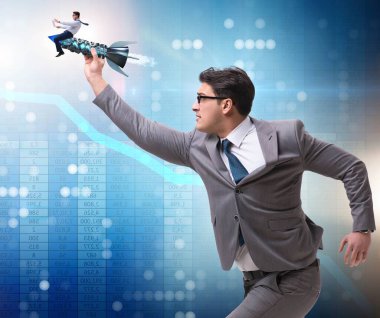 Ticaret konseptinde roket üstünde iş adamı