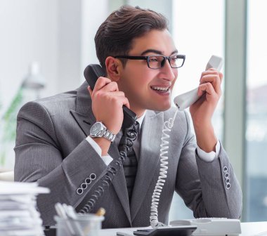 Ofiste kızgın Yardım Masası işleci