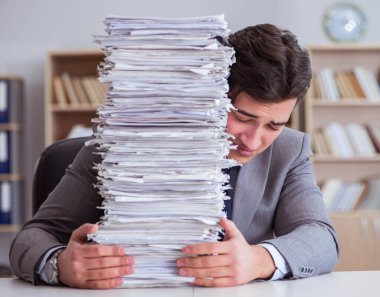 İşadamı ofisinde evrak işleriyle meşgul.