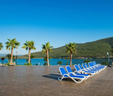 Aydınlık bir yaz gününde açık havada güzel bir yüzme havuzu.